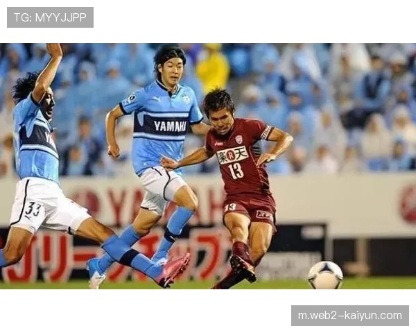 植中朝日建功，横滨水手半场领先广岛三箭1-0